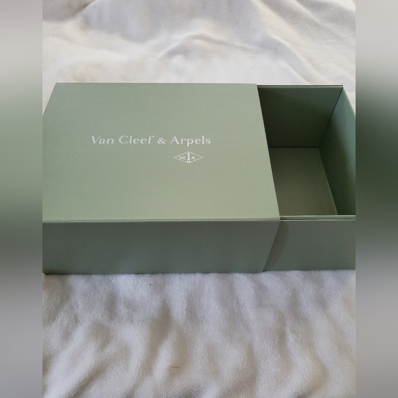 Van Cleef & Arpels Large Gift Box (EMPTY)  12x10x5 - Picture 1 of 3